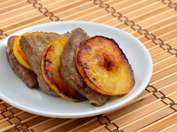 Liver slices with apples