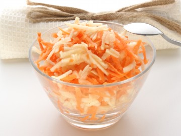 Carrot salad with apples