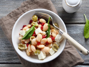 Chick-pea salad with red onion and feta