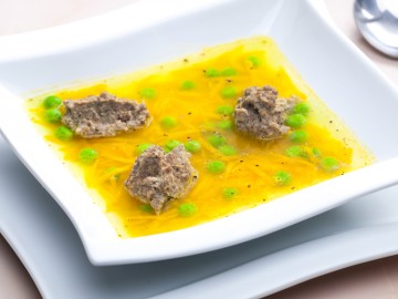 Soup with liver quenelle 