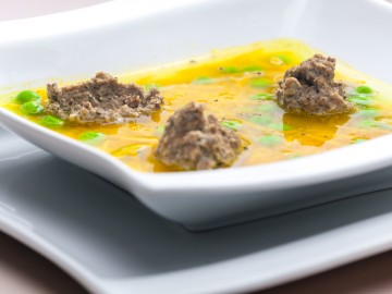 Soup with liver quenelle 