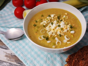 Cheese soup with leek and minced meat