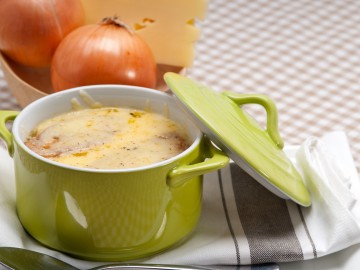 Cheese soup with leek and minced meat