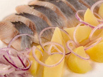 Herring with onion and bacon sauce