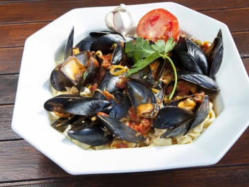 Mussels in a tomato sauce with mushrooms