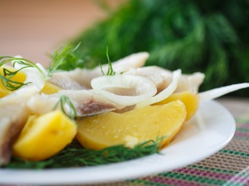 Potato salad with herring and green beans