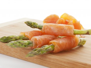 Smoked salmon pouches with green asparagus