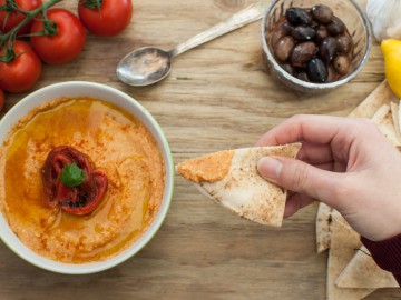 Spicy butter with tomatoes and pistachios