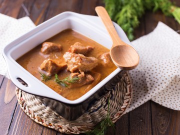 Mutton stew with artichokes in white wine