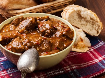 Mutton stew with artichokes in white wine