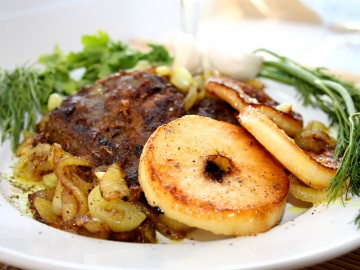 Liver with onion and apple