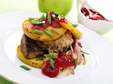 Liver with onion and apple