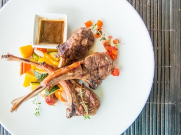 Lamb chops with grilled vegetables