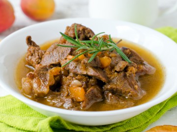 Mutton with dried apricots